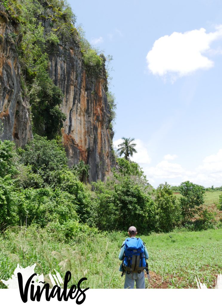 Marche d'approche le long des mogottes à Cuba