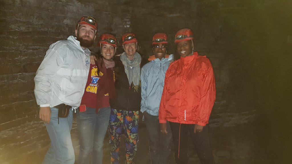 Spéléologues amateurs au cœur de la caverne.